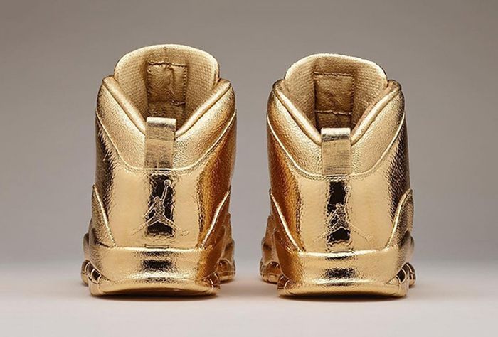 Drake Shows Off His New Pair Of Pure Gold OVO Air Jordans (4 pics)