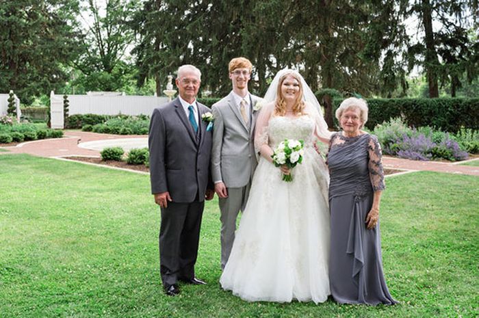 Bride And Groom’s Grandmas Team Up To Be Flower Girls At Their Wedding (7 pics)