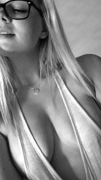 Beautiful Women Know That Bras Are Out And Free Is The Way To Be (49 pics)