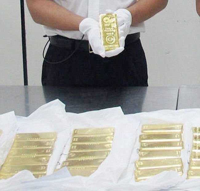 Chinese Customs Officials Detain 12 Tourists Carrying Gold Bars (5 pics)