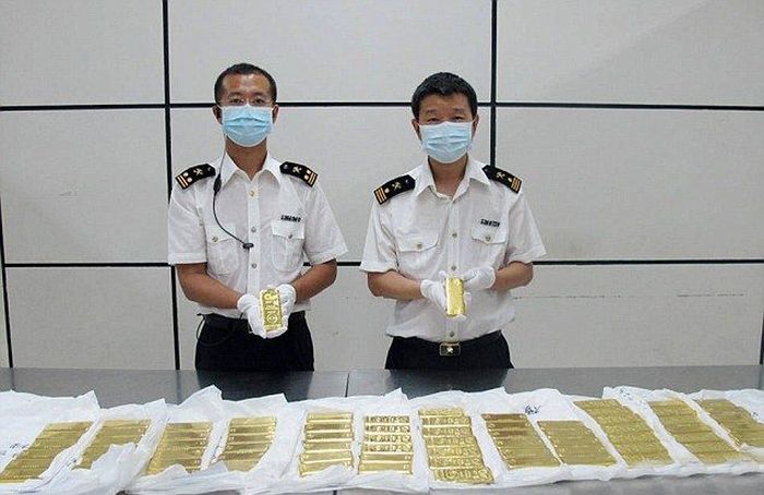 Chinese Customs Officials Detain 12 Tourists Carrying Gold Bars (5 pics)