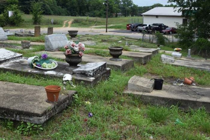 Curious Explorer Finds Something Creepy In An Old Cemetery (7 pics)