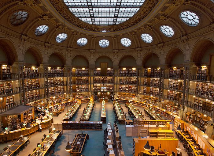 Old Theater Converted Into A Breathtaking Bookstore (9 pics)