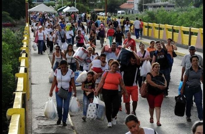 Thousands Of Venezuelans Cross The Border To Columbia For Medicine And Food (5 pics)
