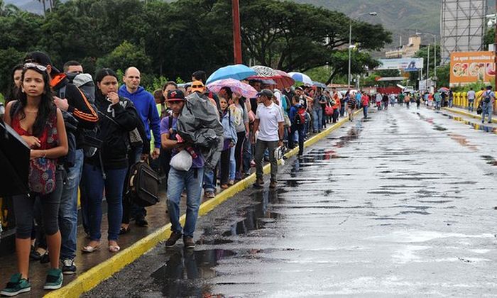 Thousands Of Venezuelans Cross The Border To Columbia For Medicine And Food (5 pics)