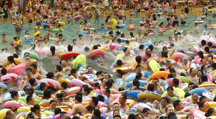 Thousands Of Tourists Gather In China's Largest Indoor Swimming Pool (6 pics)