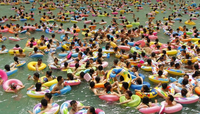 Thousands Of Tourists Gather In China's Largest Indoor Swimming Pool (6 pics)