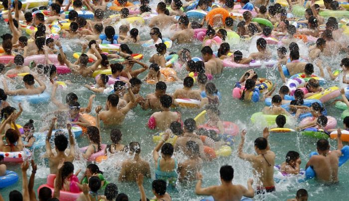 Thousands Of Tourists Gather In China's Largest Indoor Swimming Pool (6 pics)