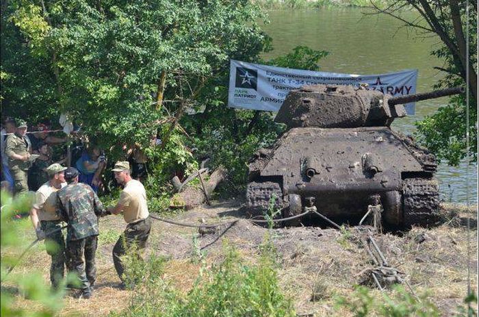 Long Lost Tank Discovered At The Bottom Of A River (6 pics)