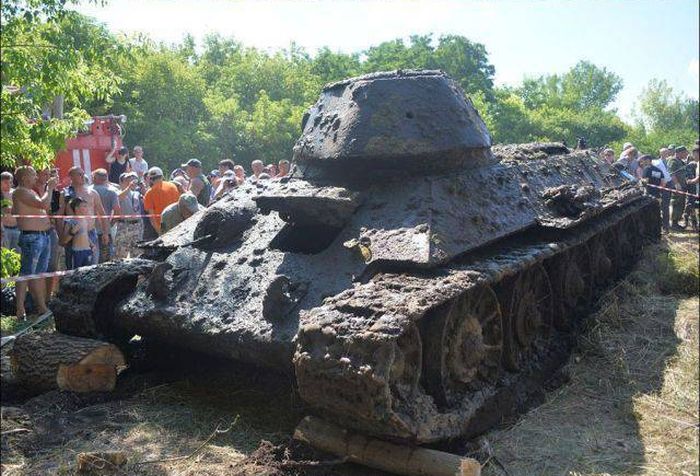 Long Lost Tank Discovered At The Bottom Of A River (6 pics)