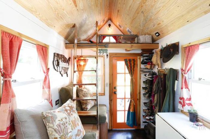 Couple Builds Tiny House For Under $20,000 Then Travels The Country (24 pics)