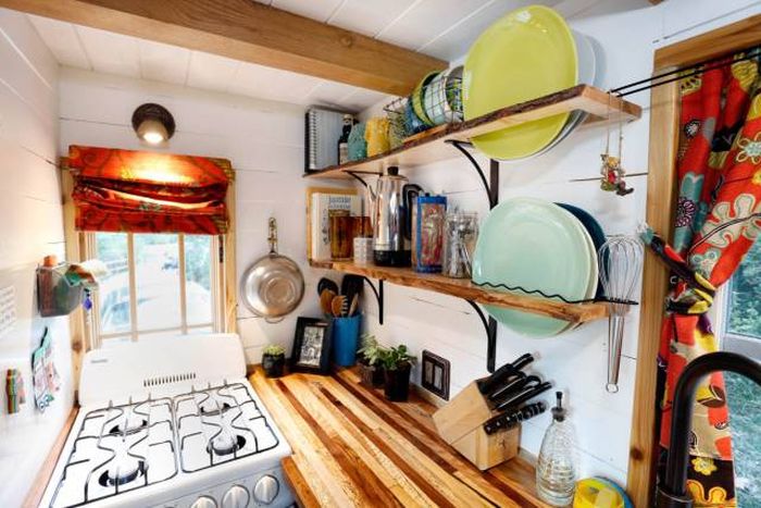 Couple Builds Tiny House For Under $20,000 Then Travels The Country (24 pics)