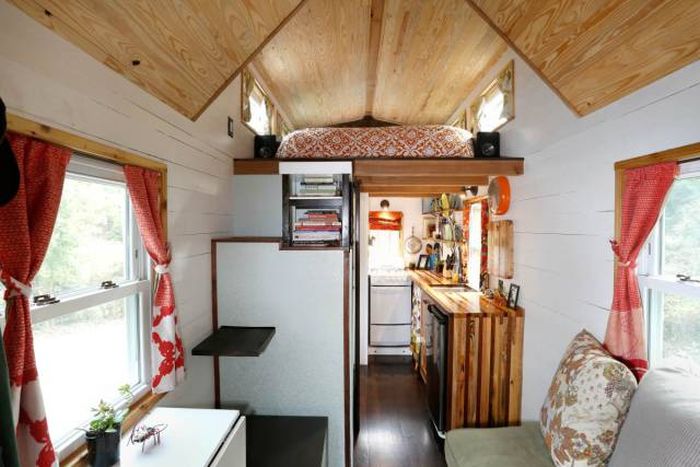 Couple Builds Tiny House For Under $20,000 Then Travels The Country (24 pics)