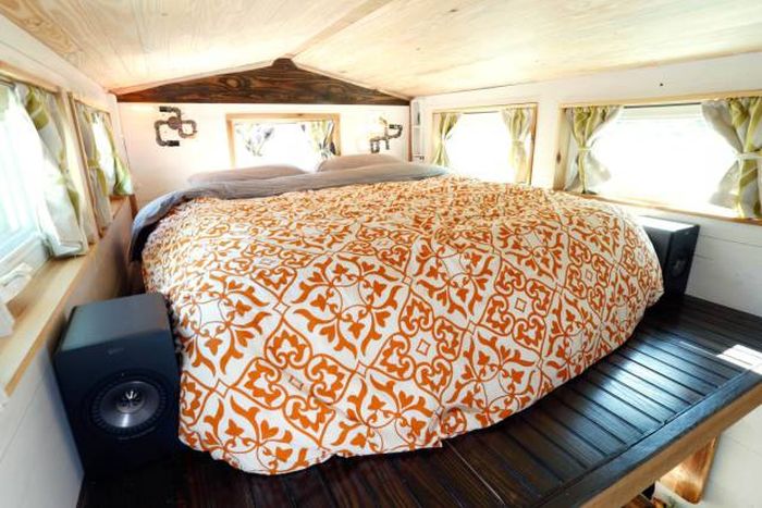 Couple Builds Tiny House For Under $20,000 Then Travels The Country (24 pics)