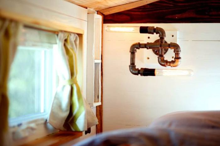 Couple Builds Tiny House For Under $20,000 Then Travels The Country (24 pics)