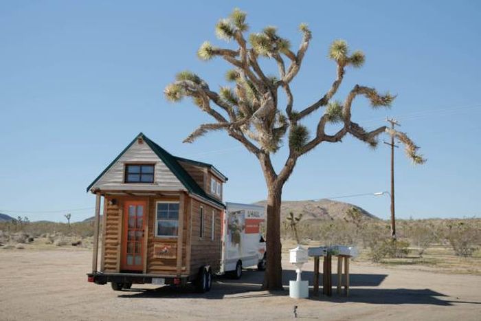 Couple Builds Tiny House For Under $20,000 Then Travels The Country (24 pics)