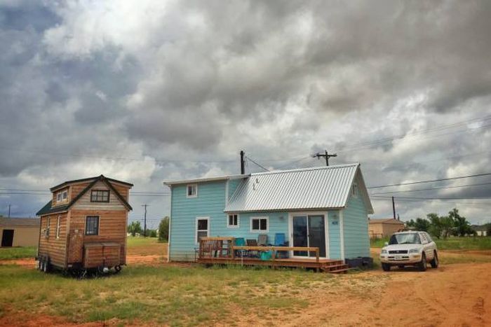 Couple Builds Tiny House For Under $20,000 Then Travels The Country (24 pics)