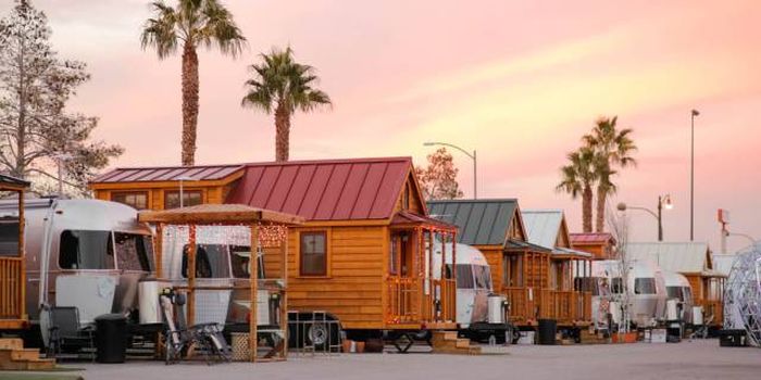 Couple Builds Tiny House For Under $20,000 Then Travels The Country (24 pics)