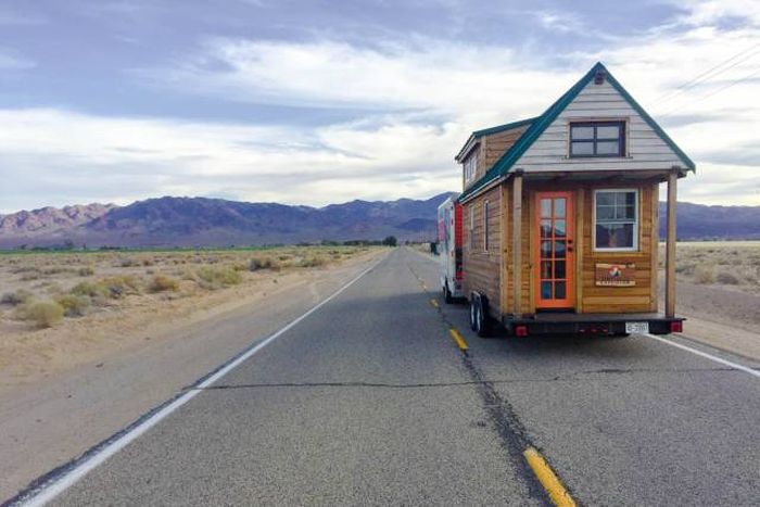 Couple Builds Tiny House For Under $20,000 Then Travels The Country (24 pics)