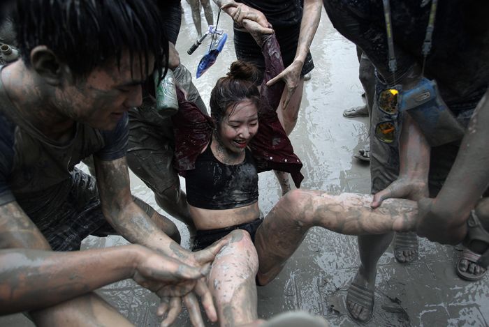 People Let Loose And Get Dirty At The South Korea Mud Festival (12 pics)