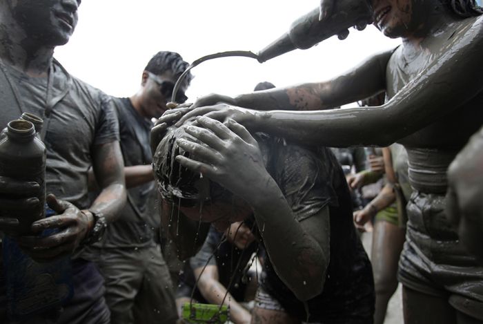 People Let Loose And Get Dirty At The South Korea Mud Festival (12 pics)