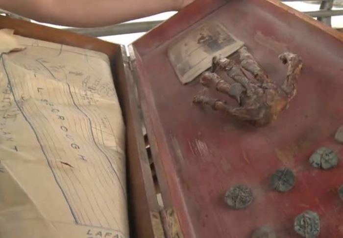 Family Finds A 200 Year Old Secret In Their Grandfather’s Attic (10 pics)