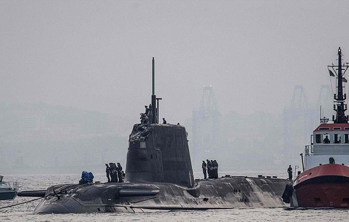 Britain's Most Advanced Sub Forced To Dock After Accident In The Water (2 pics)
