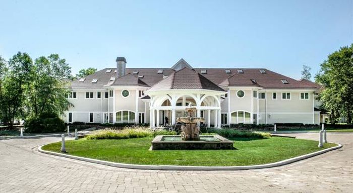 An Inside Look At 50 Cent's Massive $6 Million Dollar Mansion (17 pics)
