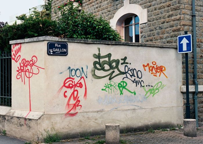 Street Artist Paints Over Ugly Graffiti To Make It Legible (8 pics)
