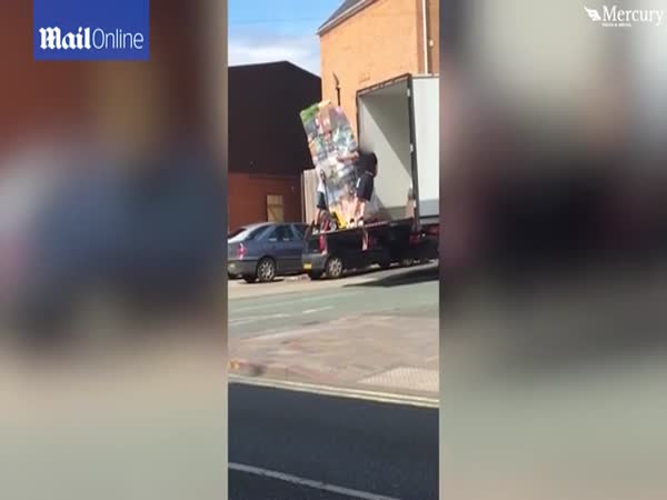 Hilarious Moment Hapless Delivery Men Misjudge The Size Of Their Load