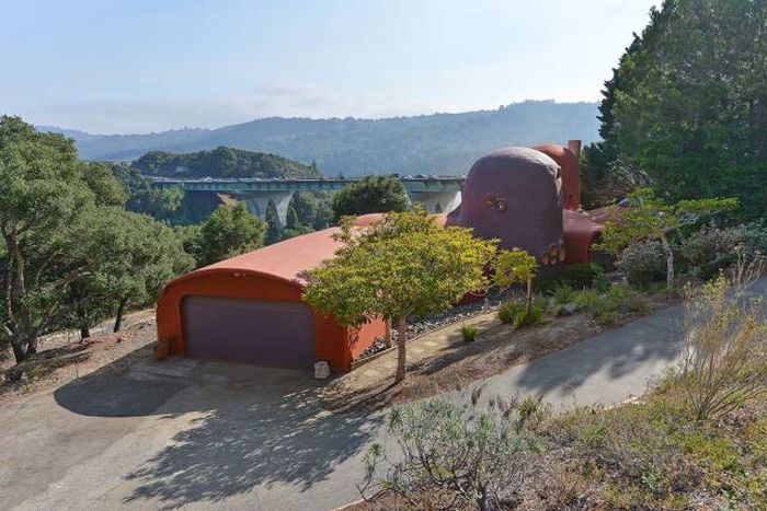 No One Wants To Buy This House Because Of The Crazy Design (21 pics)