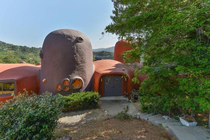 No One Wants To Buy This House Because Of The Crazy Design (21 pics)