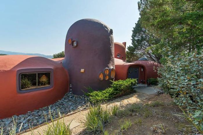 No One Wants To Buy This House Because Of The Crazy Design (21 pics)
