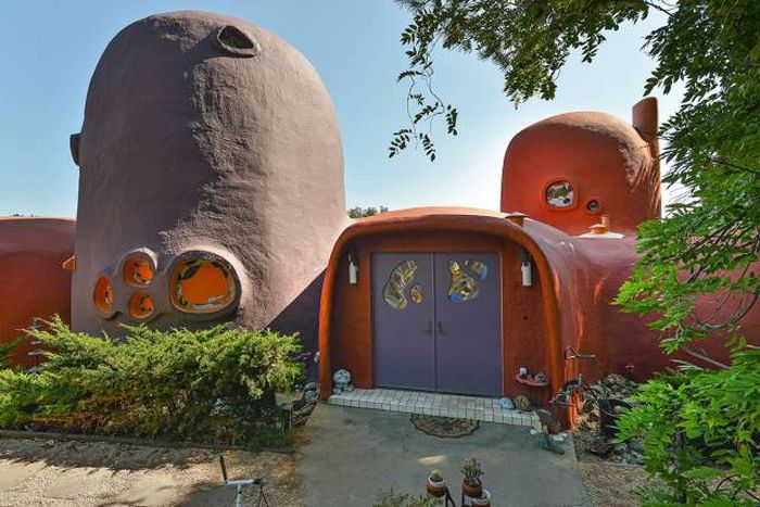 No One Wants To Buy This House Because Of The Crazy Design (21 pics)