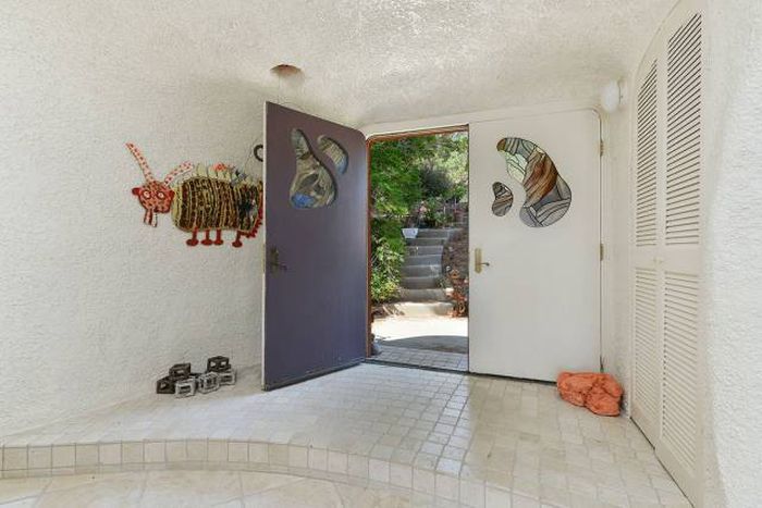 No One Wants To Buy This House Because Of The Crazy Design (21 pics)