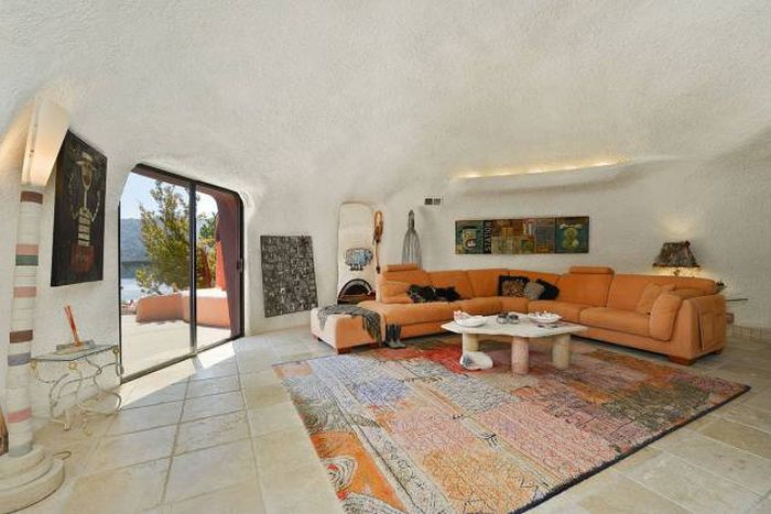 No One Wants To Buy This House Because Of The Crazy Design (21 pics)