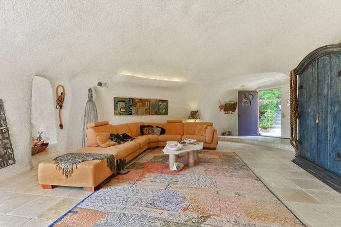 No One Wants To Buy This House Because Of The Crazy Design (21 pics)