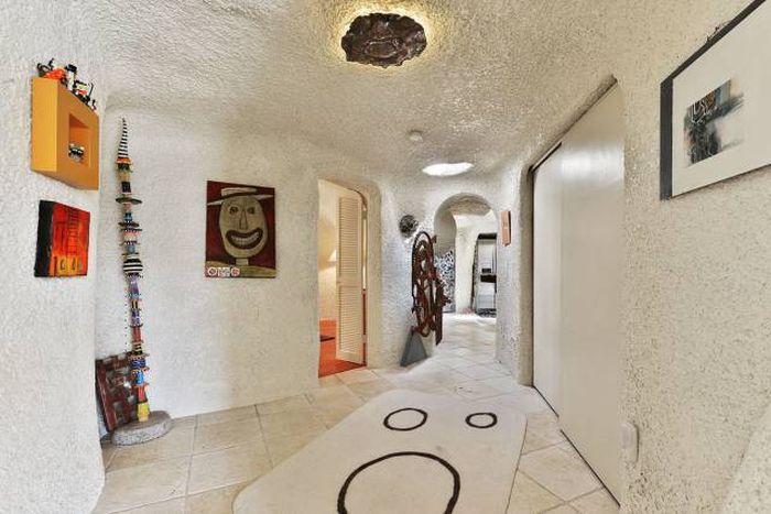 No One Wants To Buy This House Because Of The Crazy Design (21 pics)