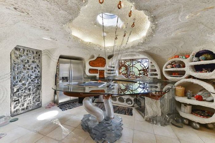 No One Wants To Buy This House Because Of The Crazy Design (21 pics)