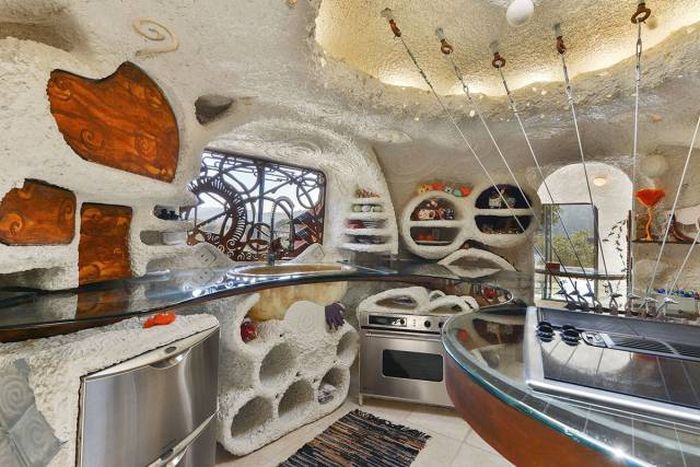 No One Wants To Buy This House Because Of The Crazy Design (21 pics)