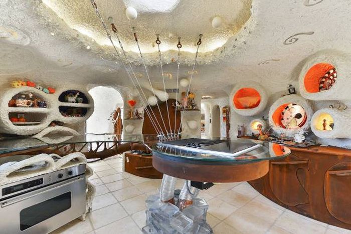 No One Wants To Buy This House Because Of The Crazy Design (21 pics)