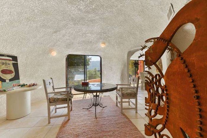 No One Wants To Buy This House Because Of The Crazy Design (21 pics)