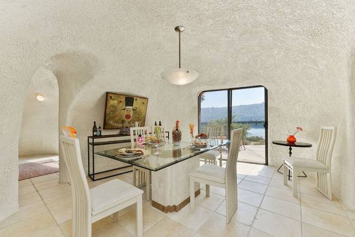 No One Wants To Buy This House Because Of The Crazy Design (21 pics)