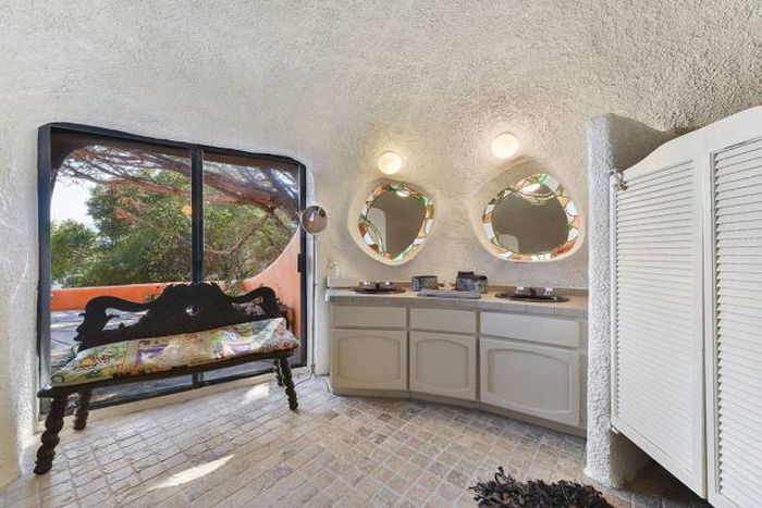 No One Wants To Buy This House Because Of The Crazy Design (21 pics)