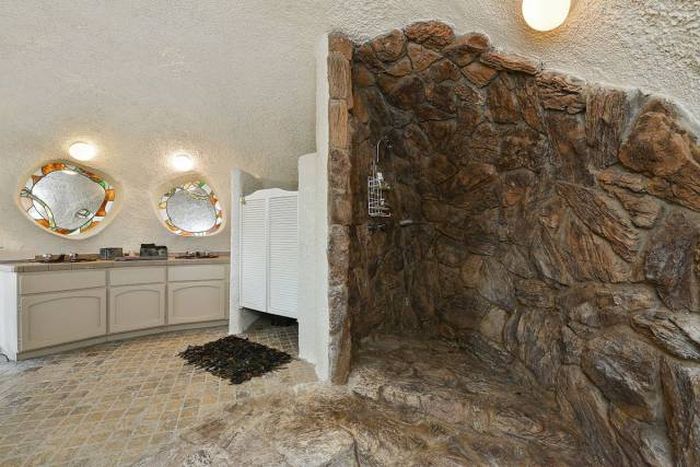 No One Wants To Buy This House Because Of The Crazy Design (21 pics)