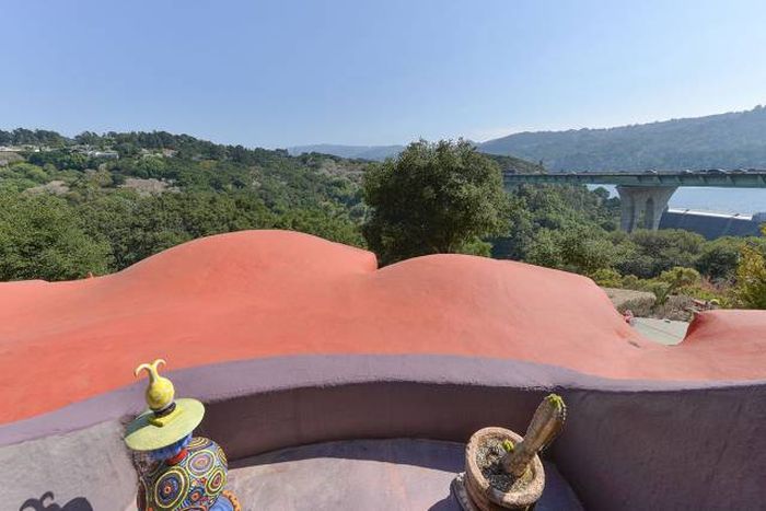 No One Wants To Buy This House Because Of The Crazy Design (21 pics)
