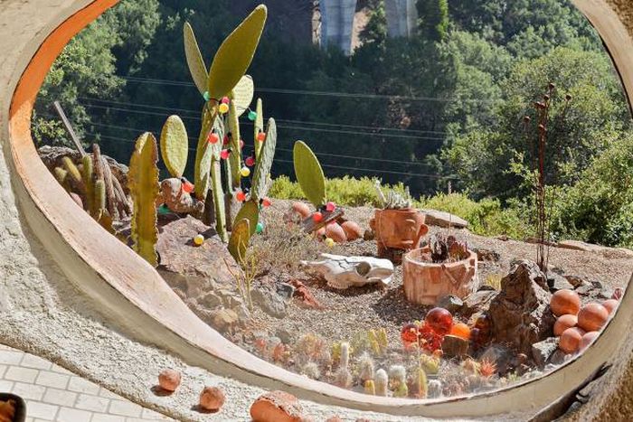 No One Wants To Buy This House Because Of The Crazy Design (21 pics)