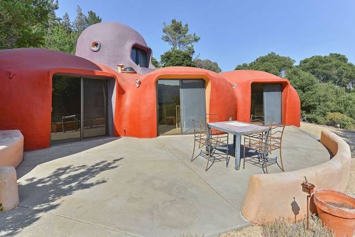 No One Wants To Buy This House Because Of The Crazy Design (21 pics)