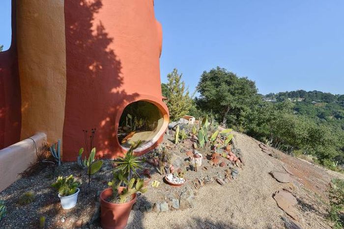 No One Wants To Buy This House Because Of The Crazy Design (21 pics)