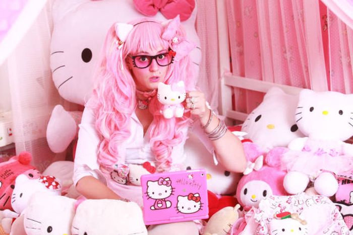 Hello Kitty Fan Spends Big Amount Of Money On Her Obsession (16 pics)